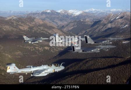 0611016911G-014 Mountain Home, Air Force Base, Idaho (1. November 2006) - Eine fünfflügelige Formation bestehend aus zwei F-15E Strike Eagles, einem F-15C Eagle und einem F-16 Fighting Falcon, die der Mountain Home Air Force Base, Idaho, zugeordnet ist. und ein EA-6B Prowler der US Navy, der der Electronic Attack Squadron (VAQ-133), der Naval Air Station Whidbey Island, Wasch. zugewiesen ist, überquert die Sawtooth Mountains. US Air Force Stockfoto