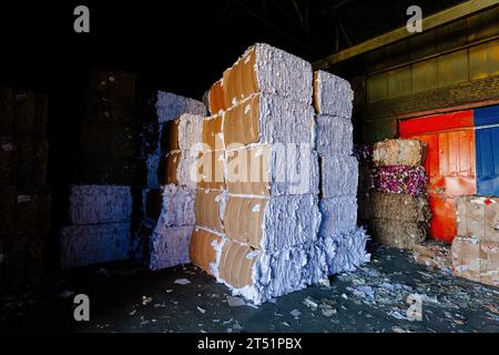 Stapel Altpapier in der Recyclingfabrik. Stockfoto