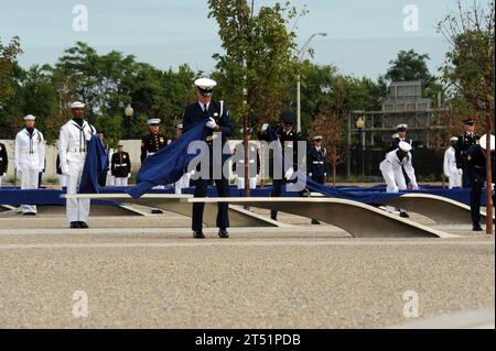 0809117203C-014 WASHINGTON (11. September 2008) Mitglieder einer Ehrenwache, bestehend aus 184 gemeinsamen Soldaten, enthüllen das Pentagon Memorial in Washington, während die United States Air Force Band „Who are the Brave“ spielt. Die Gedenkstätte ist die erste, die den Toten des Pentagons am 11. September 2001 gewidmet ist. Die Stätte enthält 184 eingeschriebene Gedenkeinheiten zu Ehren der 59 Menschen an Bord des American Airlines Fluges 77 und der 125, die an diesem Tag ihr Leben verloren haben. (DOD Stockfoto