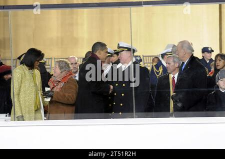 0901205386H-582 WASHINGTON (20. Januar 2009) Präsident Barack Obama und der Chief of Naval Operations (CNO) ADM. Gary Roughead, zusammen mit First Lady Michelle Obama und Ellen Roughead, sprechen während der Präsidentschaftsparade 2009 in Washington im Präsidentenprüfungsstand. Mehr als 5.000 Männer und Frauen in Uniform unterstützen die Amtseinführung des Präsidenten 2009, eine Tradition, die bis zur Amtseinführung George Washingtons 1789 zurückreicht. Marineblau Stockfoto