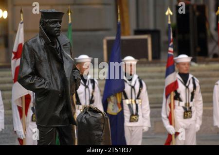 1007204930E-521 WASHINGTON (20. Juli 2010) Mitglieder der Zeremoniellen Farbgarde der U.S. Navy bilden sich hinter einer Hommage an den Lone Sailor, bevor die Navy Band am Navy Memorial in Washington, D.C. Navy auftritt Stockfoto