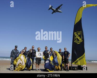1003205366K-103 DAYTONA, Florida (20. März 2010) Mitglieder des Demonstrationsfallschirmteams der US Navy, die Leap Frogs, präsentieren Rob Wallace von der Naval Special Warfare Foundation eine signierte Lithografie, nachdem das Team während des Auftakts für den Daytona Frogman Triathlon 2010 in Daytona Beach, Florida, aufgetreten war. Die Leap Frogs sind in San Diego stationiert und führen Fallschirmdemonstrationen in den Vereinigten Staaten durch. Marineblau Stockfoto