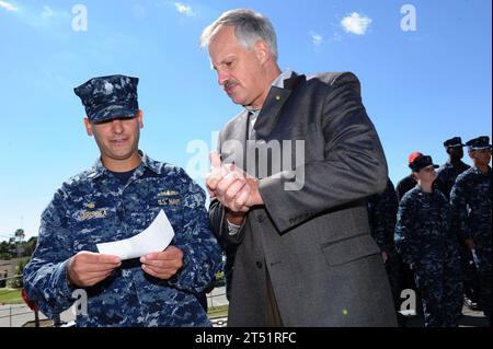 111020DD445-001 MAYPORT, Fla. (20. Oktober 2011) Cmdr. Peter Mirisola, der Kommandant der Fregatte USS Underwood (FFG 36), erhält einen 1.000 Dollar Scheck für das morale Wohlfahrt- und Erholungskonto des Schiffes vom Vertreter der Raytheon Company Ronald Hoppock. Raytheon überreichte das Geld der Crew zusammen mit einer Plakette für den Gewinn des Phalanx Close-in Weapons System (CIWS) Excellence Award 2011. Marineblau Stockfoto