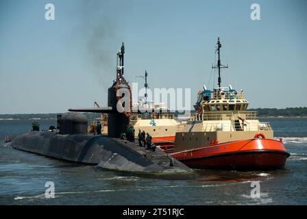 (110429FG395-032) KINGS BAY, GA (29. April 2011) das Raketenflugzeug der Ohio-Klasse USS Florida (SSGN 728) erreicht die U-Boot-Basis Kings Bay. Florida kehrte nach einem 15-monatigen Einsatz zurück. Florida nahm an der Operation Odyssey Dawn Teil und wurde das erste Unterboot mit Lenkraketen, das Tomahawk Landangriffsraketen abfeuerte. Marineblau Stockfoto