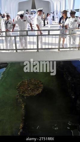 110726ZZ999-002 PEARL HARBOR (26. Juli 2011) Seeleute, die dem Amphibien-Transportschiff USS Cleveland (LPD 7) zugeordnet sind, betrachten die Überreste des Schlachtschiffs USS Arizona (BB 39). Cleveland ist das Flaggschiff der Pacific Partnership 2011. Stockfoto