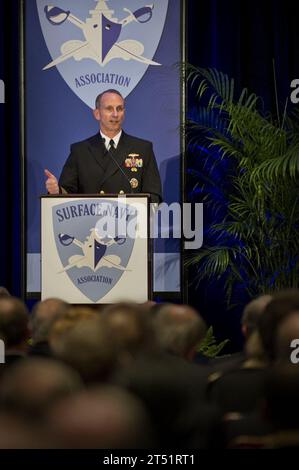 120110MG658-111 CRYSTAL CITY, Virginia (10. Januar 2012) Chief of Naval Operations ADM. Jonathan W. Greenert hält während des 24. Jährlichen Symposiums der Surface Navy. Das diesjährige Thema lautet: „Surface Navy: A credible Force in Unsure Times“. Marineblau Stockfoto