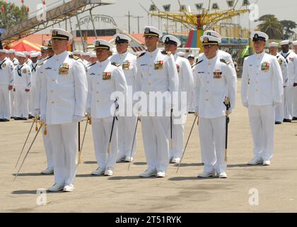 0806283560G-245 MARINEBASIS VENTURA COUNTY, KALIFORNIEN (28. Juni 2008) Mitarbeiter des Naval Mobile Construction Battalion (NMCB) 4 bereiten sich auf den marsch während der Eröffnungszeremonie der Seabee Days vor. Die Seabee Days sind eine jährlich stattfindende zweitägige Veranstaltung, bei der Karneval, Unterhaltung und verschiedene militärische Ausstellungen angeboten werden. US Navy Stockfoto