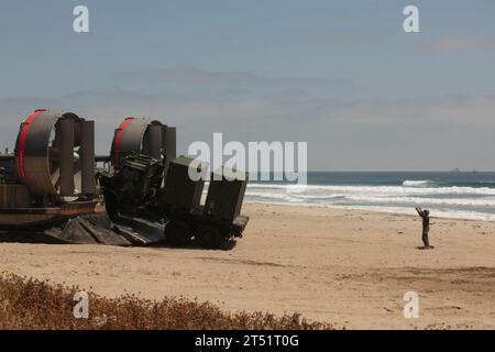 1006035373N-020 CAMP PENDLETON, KALIFORNIEN (3. Juni 2010) Ein Sailor führt einen mittleren taktischen Fahrzeugaustausch (MTVR), als er während der Operation Dawn Blitz am Red Beach im Marine Corps Base Camp Pendleton aus einem Luftkissen eines Landungsbootes verlässt. Die Übung ist eine Reihe von amphibischen Operationen, an denen Seeleute und Marines beteiligt sind, um die Kernkompetenz amphibischer Operationen zu stärken und die Interaktion zwischen der Marine und dem Marine Corps zu verbessern. (U.S. Marine Corps Stockfoto