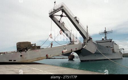 9603298167A-050 Hilo, HI. (29. März 1996) -- das Panzerlandeschiff USS Frederick (LST-1184) ließ die itФs-Bugrampe fallen, um mit US-Marines und Ausrüstung zu kämpfen. U.S. Tank Landing Ships (LST) werden zum Transport und Landen von Panzern, amphibischen Fahrzeugen und anderen rollenden Materialien bei amphibischen Angriffsoperationen eingesetzt. Marineblau Stockfoto