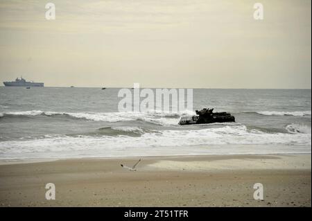 120206KB666-180 CAMP LEJEUNE, N.C. (6. Februar 2012) Amphibious Assault Vehicles (AAV) des amphibischen Transportdocks USS Oak Hill (LSD 51) machen sich während einer amphibischen Angriffsübung im Rahmen von Bold Alligator 2012 auf den Weg zum Ufer. Übung Bold Alligator 2012, die größte amphibische Marine-Übung der letzten 10 Jahre, repräsentiert die Revitalisierung der gesamten Palette der amphibischen Operationen durch das Navy and Marine Corps. Die Übung konzentriert sich auf den heutigen Kampf mit den heutigen Kräften und zeigt die Vorteile des Seabasings auf. Diese Übung findet vom Januar 30 bis zum 12. Februar 2012 statt Stockfoto