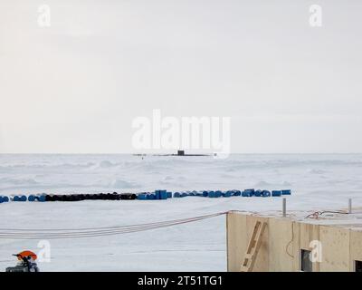 0703167179R-002 PRUDHOE BAY-DEADHORSE, Alaska (16. März 2007) - das U-Boot der Royal Navy HMS Tearless (S88) taucht im arktischen Eis auf und nimmt an der ICEX-07 mit dem U-Boot USS Alexandria (SSN 757) der Los Angeles-Klasse und der Applied Physics Laboratory Ice Station (APLIS) Teil. US Navy Stockfoto