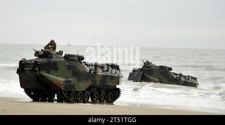 120206KB666-196 CAMP LEJEUNE, N.C. (6. Februar 2012) Amphibious Assault Vehicles (AAV) des amphibischen Transportdocks USS Oak Hill (LSD 51) machen sich während einer amphibischen Angriffsübung im Rahmen von Bold Alligator 2012 auf den Weg zum Ufer. Übung Bold Alligator 2012, die größte amphibische Marine-Übung der letzten 10 Jahre, repräsentiert die Revitalisierung der gesamten Palette der amphibischen Operationen durch das Navy and Marine Corps. Die Übung konzentriert sich auf den heutigen Kampf mit den heutigen Kräften und zeigt die Vorteile des Seabasings auf. Diese Übung findet vom Januar 30 bis zum 12. Februar 2012 statt Stockfoto