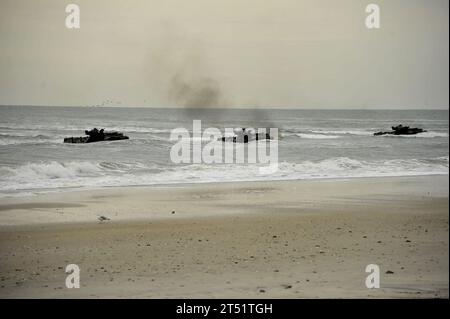 120206KB666-169 CAMP LEJEUNE, N.C. (6. Februar 2012) Amphibious Assault Vehicles (AAV) des amphibischen Transportdocks USS Oak Hill (LSD 51) machen sich während einer amphibischen Angriffsübung im Rahmen von Bold Alligator 2012 auf den Weg zum Ufer. Übung Bold Alligator 2012, die größte amphibische Marine-Übung der letzten 10 Jahre, repräsentiert die Revitalisierung der gesamten Palette der amphibischen Operationen durch das Navy and Marine Corps. Die Übung konzentriert sich auf den heutigen Kampf mit den heutigen Kräften und zeigt die Vorteile des Seabasings auf. Diese Übung findet vom Januar 30 bis zum 12. Februar 2012 statt Stockfoto