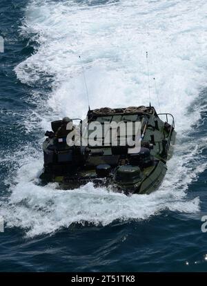 1105047680E-147 ATLANTISCHER OZEAN (4. Mai 2011) ein Amphibienangriffsfahrzeug (AAV) des 2nd Assault Amphibious Bataillons nähert sich dem Brunnendeck des Mehrzweck-Amphibienangriffsschiffs USS Iwo Jima (LHD 7). Die AAVs betreten das Brunnendeck des Schiffes und setzen es im Rahmen einer gemeinsamen Trainingsübung ein. Marineblau Stockfoto