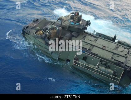 0704104124C-023 PAZIFISCHER OZEAN (10. April 2007) - ein Amphibious Assault Vehicles (AAV) der 31st Marine Expeditionary Unit (MEU) verlässt das Brunnendeck des amphibischen Transportdockschiffs USS Juneau (LPD 10) auf dem Weg zu ihrem vorwärtsgerichteten Basislager in Okinawa, Japan. Juneau und der Rest der Essex Amphibious Ready Group (ESXARG) entlasteten die Marines am Ende ihrer Frühjahrspatrouille, bei der Navy-Marine-Corps-Integrationstraining und Übung Fohlen Eagle 2007 stattfanden. Juneau steht unter der Task Force 76, der einzigen Amphibientruppe der NavyХs. US Navy Stockfoto