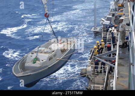 705215067K-156 PACIFIC OCEAN (21. Mai 2007) Р Mitglieder der Deck-Abteilung an Bord der Amphibien-Transportdock der Austin-Klasse USS Juneau (LPD 10) krachen einen Personalabsprung (PL) über die Seite, um als Sicherheitsboot für die Bergung von Marine Amphibious Assault Vehicles (AAV) aus Camp Schwab, Okinawa, zu dienen. Juneau steht unter der Task Force 76, der ständig nach vorne ausgerichteten Amphibientruppe der Marine, die von Sasebo aus operiert. US Navy Stockfoto