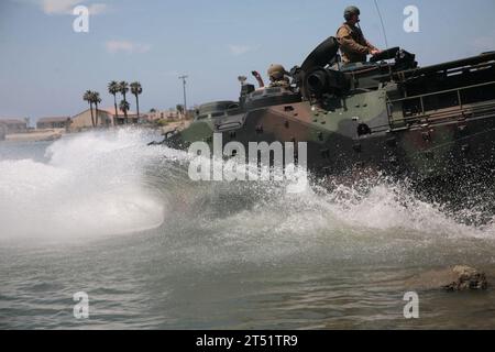 1006026770H-123 CAMP PENDLETON, KALIFORNIEN (2. Juni 2010) Marines, die dem 3rd Amphibious Assault Battalion (3rd AABN), 1st Marine Division, zugewiesen sind, unterrichten Midshipmen der U.S. Naval Academy über das gepanzerte amphibische Angriffsfahrzeug (AAV-P7A1). Die Marines nehmen die Midshipmen mit auf eine kurze Fahrt, um ihnen die Fähigkeiten der AAVP7A1 während Protramid zu zeigen, einem Programm, das die Midshipmen über das Marine Corps erziehen soll. (U.S. Marine Corps Stockfoto