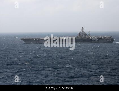 1010145016P-500 INDIAN OCEAN (14. Oktober 2010) ein F/A-18 Hornet startet vom Flugzeugträger USS Abraham Lincoln (CVN 72). Die Abraham Lincoln Carrier Strike Group ist ein geplanter Einsatz in den Zuständigkeitsbereichen der 5. Und 7. US-Flotte, der die maritimen Sicherheitsoperationen und die Zusammenarbeit im Bereich der Theatersicherheit unterstützt, um die Bedingungen für regionale Stabilität zu schaffen. Marineblau Stockfoto