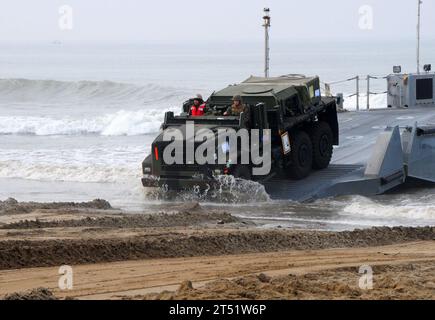 1103041786N-016 CAMP PENDLETON, KALIFORNIEN (4. März 2011) Eine Marine fährt ein mittleres taktisches Ersatzfahrzeug zum Strand während der Roll-on/Roll-off-Entladeanlage im Rahmen der Übung Pacific Horizon 2011. Während der Übung werden Marine- und Navy-Einheiten Kommandos und Kontrolle aufbauen, ein 850-Personen-Lager bauen, maritime Vorpositionierungsoperationen durchführen und zugewiesene Truppen zurückziehen und neu einsetzen. Marineblau Stockfoto