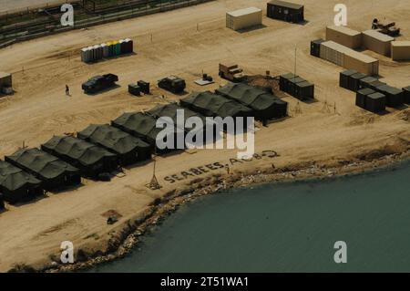 1002219643W-002 PORT-AU-PRINCE, Haiti (21. Februar 2010) eine Luftaufnahme des Logistikgeländes White Beach, die von den Seeleuten des Amphibious Construction Battalion (ACB) 2 am Varreoux Beach in Port-au-Prince, Haiti errichtet wurde. Die ACB-2 führt im Rahmen der Operation Unified Response nach einem Erdbeben der Stärke 7,0 schwere Schäden in und um Port-au-Prince, Haiti, 12. Januar, durch die Bau-, humanitäre und Katastrophenhilfe durch. Marineblau Stockfoto