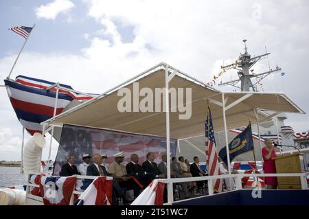 0905165549O-127 PASCAGOULA, Miss (16. Mai 2009)ShipХs Alma Gravely, Ehefrau des verstorbenen Vizeadmiral Samuel L. Gravely, spricht während der Taufzeremonie für den Zerstörer der Arleigh-Burke-Klasse USS Gravely (DDG-107) im Northrop Grumman Shipbuilding, Pascagoula, Miss Der neueste Zerstörer ehrt Samuel L. Gravely, der als erster Afroamerikaner ein Kriegsschiff (USS Theodore E. Chandler) befehligte, ein großes Kriegsschiff (USS Jouett) befehligte, den Flaggenrang und schließlich Vizeadmiral erreichte und eine nummerierte Flotte befehligte (dritte). Marineblau Stockfoto