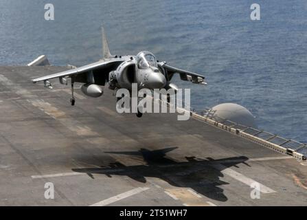 0905036639M-013 INDIAN OCEAN (3. Mai 2009) eine AV-8B Harrier, die der Medium Helicopter Squadron (HMM) 163 zugeordnet ist, führt Flugoperationen an Bord des amphibischen Angriffsschiffs USS Boxer (LHD 4) durch. Boxer wird als Teil der Boxer Amphibious Readiness Group/13th Marine Expeditionary Unit (13th MEU) eingesetzt, die maritime Sicherheitseinsätze im fünften Zuständigkeitsbereich der US-Flotte unterstützt. Marineblau Stockfoto