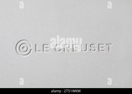 Das Le Creuset Logo auf der Unterseite eines Kochgeschirrs Stockfoto