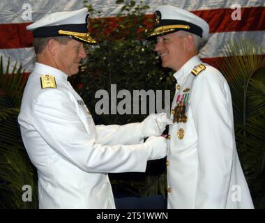 0911137032L-001 STENNIS SPACE CENTER, Miss. (13. November 2009) Rear ADM. Jonathan W. White, links, Kommandant des Naval Meteorology and Oceanography Command (NMOC), Pins A Legion of Merit Medal on Rear ADM. David W. Titley, Ozeanograph und Navigator der Marine, als End of Tour Award bei der NMOC Change of Command Zeremonie. White entließ Titley als Ozeanograf und Seefahrer der Marine. (U.S. Navy Stockfoto