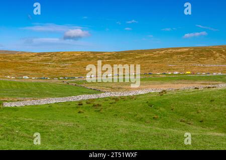 Besucher des Ribblehead Viaduct's Cars parken auf der Blea Moor Road. Stockfoto