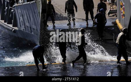 110623OS574-040 ATLANTISCHER OZEAN (23. Juni 2011) Seeleute an Bord des Amphibientransportschiffs USS Mesa Verde (LPD 19) bereiten sich darauf vor, Passagiere und Ausrüstung auf ein Landungsschiff zu laden, das der Assault Craft Unit (ACU) 4 zugewiesen ist. Mesa Verde ist Teil der Bataan Amphibious Ready Group und nimmt an der spanischen Amphibious Landing Exercise (PHIBLEX) vor der spanischen Küste Teil. Marineblau Stockfoto