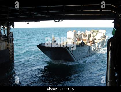 0812109134V-051 PERSISCHER GOLF (10. Dezember 2008) Ein Landungsschiff der Assault Craft Unit (ACU) 2 betritt das Brunnendeck des amphibischen Dock-Landungsschiffes USS Carter Hall (LSD 50). Carter Hall wird als Teil der Iwo Jima Expeditionary Strike Group eingesetzt, die maritime Sicherheitseinsätze im Zuständigkeitsbereich der 5. US-Flotte unterstützt. Marineblau Stockfoto