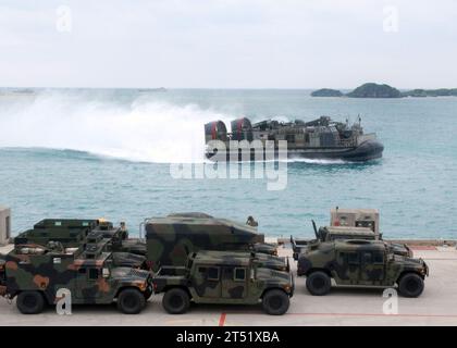 0705225067K-021 OKINAWA, Japan (22. Mai 2007) Р Ein Luftkissen (LCAC) der Assault Craft Unit (ACU) 5 fliegt an Fahrzeugen der 31st Marine Expeditionary Unit (MEU) vorbei, um zum Amphibientransportdock USS Juneau (LPD 10) in White Beach, Okinawa, zu gelangen. Juneau steht unter der Task Force 76, der einzigen dauerhaft nach vorne ausgerichteten Amphibientruppe der Navy, die von Sasebo aus operiert. US Navy Stockfoto