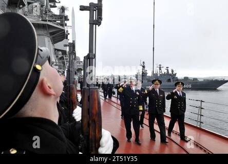 110415ZB612-509 SEVEROMORSK, Russland (15. April 2011) Chief of Naval Operations (CNO) ADM. Gary Roughead würdigt, bevor er den nuklearen Kreuzer der russischen Marine Pyotr Velikiy während eines Besuchs der russischen Nordflotte verlässt. Marineblau Stockfoto