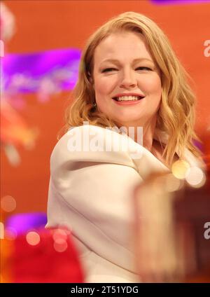 NUR ZUR REDAKTIONELLEN VERWENDUNG Sarah Snook während der Dreharbeiten für die Graham Norton Show im BBC Studioworks 6 Television Centre, Wood Lane, London, die am Freitagabend auf BBC One ausgestrahlt werden. Bilddatum: Donnerstag, 2. November 2023. Foto: Isabel Infantes/PA Wire Stockfoto