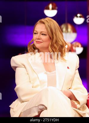 NUR ZUR REDAKTIONELLEN VERWENDUNG Sarah Snook während der Dreharbeiten für die Graham Norton Show im BBC Studioworks 6 Television Centre, Wood Lane, London, die am Freitagabend auf BBC One ausgestrahlt werden. Bilddatum: Donnerstag, 2. November 2023. Foto: Isabel Infantes/PA Wire Stockfoto