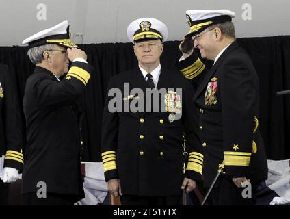 0811068273J-114 NEWPORT, R.I. (6. November 2008) James P. Wisecup, links, entlässt den hinteren ADM Jacob L. Shuford als Präsident des United States Naval war College während einer Zeremonie zum Kommandowechsel. Marineblau Stockfoto