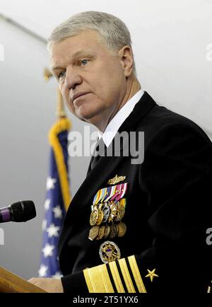 0811068273J-077 NEWPORT, R.I. (6. November 2008) Chief of Naval Operations (CNO) ADM. Gary Roughead, spricht bei einer Zeremonie zum Kommandowechsel, bei der Jacob L. Shuford als Präsident von James P. Wisecup am United States Naval war College entlassen wurde. Marineblau Stockfoto