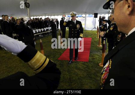 0811068273J-019 NEWPORT, R.I. (6. November 2008) Chief of Naval Operations (CNO) ADM. Gary Roughead, grüßt die Side Boys für die Ankunft der offiziellen Partei während eines Kommandowechsels, bei dem Rear ADM Jacob L. Shuford als Präsident vom Rear ADM James P. Wisecup am United States Naval war College entlassen wurde. Marineblau Stockfoto