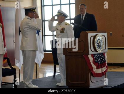 0908070426B-064 WASHINGTON (7. August 2009) Heck-ADM Dennis J. Moynihan, rechts, entlastet Heck-ADM Frank Thorp IV während eines Bürowechsels im Washington Navy Yard Sail Loft. Moynihan übernahm das Amt als Sprecher der US Navy. Thorp geht nach 28 Jahren Marinedienst in den Ruhestand. Marineblau Stockfoto