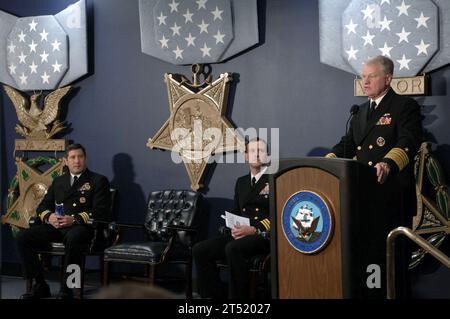 0711288283J-008 ARLINGTON, Virginia (28. November 2007) Chief of Naval Operations (CNO) ADM. Gary Roughead spricht zu Ehren des stellvertretenden ADM. James Bond Stockdale Preisträger, Cmdrs. Frank J. Olmo und Craig A. Clapperton in der Halle der Helden im Pentagon. Der Vice Admiral Stockdale Leadership Award ist nach James B. Stockdale benannt, dem eine Marinekarriere zugeschrieben wurde, die die Exzellenz der Führung symbolisierte. Die Auszeichnung wird jährlich an Offiziere unter dem Rang eines Kapitäns vergeben, die ein Schiff, U-Boot oder eine Luftstaffel befehligt haben. US Navy Stockfoto