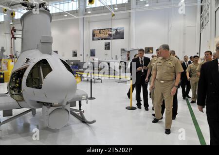 0903318273J-430 PASCAGULA, Miss. (31. März 2009) Leiter der Marineoperationen (CNO) ADM. Gary Roughead besucht die Northrop Grumman MQ-8B Fire Scout Vertical Take-off and Landing Tactical Unmanned Aerial Vehicle (VTUAV)-Anlage in Pascugula, Miss Roughead besuchte die Golfküstenregion, um mit der Führung zu sprechen und über den Programmstatus von Schiffen, unbemannten Systemen und Industrieanlagen zu informieren. US Navy Stockfoto