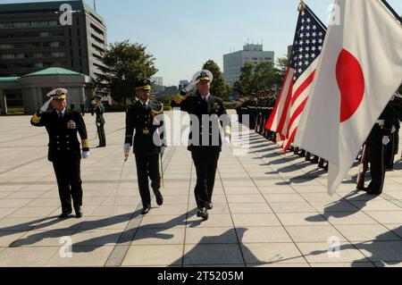 111004MU720-050 TOKIO, Japan (4. Oktober 2011) Chef der Marineoperationen (CNO) ADM Jonathan Greenert berichtet während seines Besuchs in Tokio über die Ehrenwache des japanischen Verteidigungsministeriums. Marineblau Stockfoto