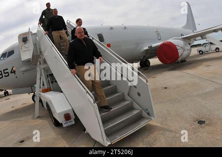 110405YR391-001 JACKSONVILLE, Florida (5. April 2011) John C. Harvey Jr., Kommandeur des US-Flottenkommandos, verlässt ein P-8A Poseidon, die nächste Generation von U-Boot-Abwehrflugzeugen und Marinepatrouillenflugzeugen der Marine, nach einer Tour auf der Marineflugstation Jacksonville während der Marinepatrouille und der Reconnaissance Centennial of Naval Aviation Events. Die Marine beobachtet die Hundertjahrfeier der Naval Aviation mit einer Reihe von landesweiten Veranstaltungen, die 100 Jahre des Erbes, Fortschritts und Errungenschaften in der Marineflugfahrt feiern. Marineblau Stockfoto