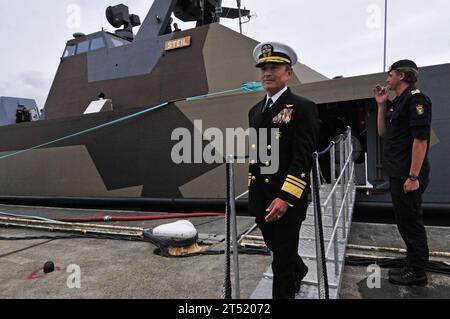 110830IZ292-185 BERGEN, Norwegen (30. August 2011) der Vize-ADM Harry B. Harris Jr., Kommandant der 6. US-Flotte, verlässt die Skjold-Klasse-Küstenkorvette HNoMS Steil (P963). Harris besuchte das Schiff auf der Marinebasis Haakonsvern im Rahmen einer viertägigen Reise nach Norwegen, um die Seeverkehrspartnerschaften mit norwegischen Partnern zu stärken. Marineblau Stockfoto