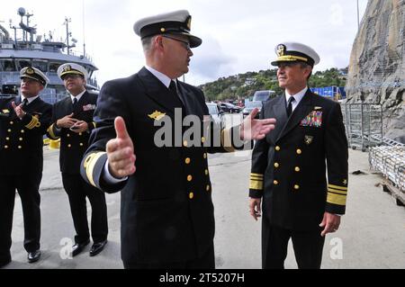 110830IZ292-151 BERGEN, Norwegen (30. August 2011) der stellvertretende ADM Harry B. Harris Jr., rechts, Kommandant der 6. US-Flotte, hört Bernt Grimstvedt, Chef der norwegischen Marine, während eines Besuchs auf der Marinebasis Haakonsvern. Harris besuchte die Basis im Rahmen einer viertägigen Reise nach Norwegen, um die maritimen Partnerschaften mit norwegischen Partnern zu stärken. Marineblau Stockfoto