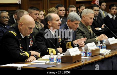 111102FC670-218 WASHINGTON (2. November 2011) Chef der Marineoperationen (CNO) ADM. Jonathan Greenert, zweiter von links, sagt vor dem House Armed Services Committee aus. Zusammen mit Greenert sind er Stabschef des Armeegenerals Raymond T. Odierno, Stabschef des Air Force Generals Norton A. Schwartz und Kommandant des Marine Corps General James F. Amos. Die Militärführer sagten aus, wie künftige Haushaltskürzungen ihre Bereitschaft beeinflussen könnten. Die Anhörung wurde vom Ausschuss abgehalten, um Zeugenaussagen zu sammeln, da der Joint Select Committee on Defizit Reduction die Kürzung von Verteidigungsprogrammen als Teil von i erwägt Stockfoto