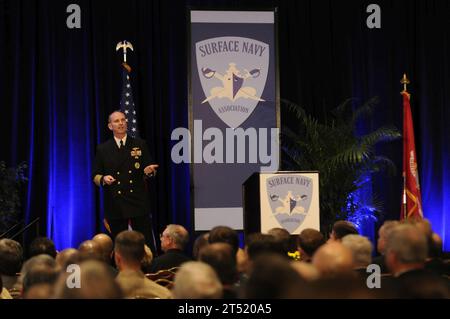 120110YQ566-186 CRYSTAL CITY, Virginia (10. Januar 2012) Chief of Naval Operations ADM. Jonathan W. Greenert hält während des 24. Jährlichen Symposiums der Surface Navy Association Bemerkungen. Das diesjährige Thema lautet: „Surface Navy: A credible Force in Unsure Times“. Marineblau Stockfoto