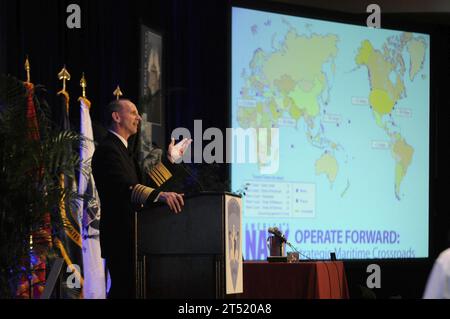 120110YQ566-218 CRYSTAL CITY, Virginia (10. Januar 2012) Chief of Naval Operations ADM. Jonathan W. Greenert hält während des 24. Jährlichen Symposiums der Surface Navy Association Bemerkungen. Das diesjährige Thema lautet: „Surface Navy: A credible Force in Unsure Times“. Marineblau Stockfoto