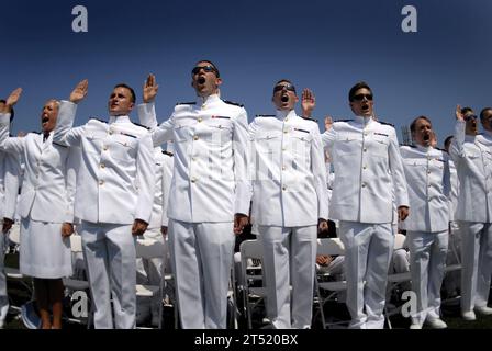 0705250696M-242 ANNAPOLIS, Md. (25. Mai 2007) Р die United States Naval Academy (USNA), Class of 2007, leistet ihren Amtseid während ihrer Abschlussfeier und Inbetriebnahme im Navy/Marine Corps Memorial Stadium in Annapolis, MD, 25. Mai 2007. US Navy Stockfoto