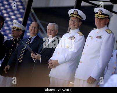 0705250696M-276 ANNAPOLIS, Md. (25. Mai 2007) Р von links nach rechts abgebildet, General Robert Magnus, Asst. Kommandant des Marinekorps, Marineminister (SECNAV), ehrenwerter Donald C. Winter, Verteidigungsminister (SECDEF) Robert M. Gates, Chief of Naval Operations (CNO) ADM. Mike Mullen und Superintendent der United States Naval Academy, ADM. Rodney P. Rempt präsentiert Diplome der Klasse 2007 im Navy/Marine Memorial Stadium in Annapolis, MD, 25. Mai 2007. US Navy Stockfoto